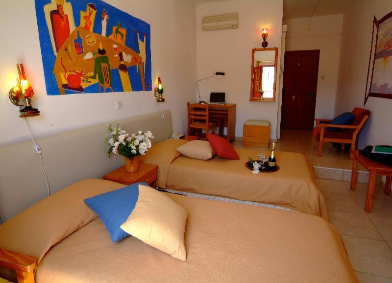Kiniras Traditional & Restaurant מלון Paphos