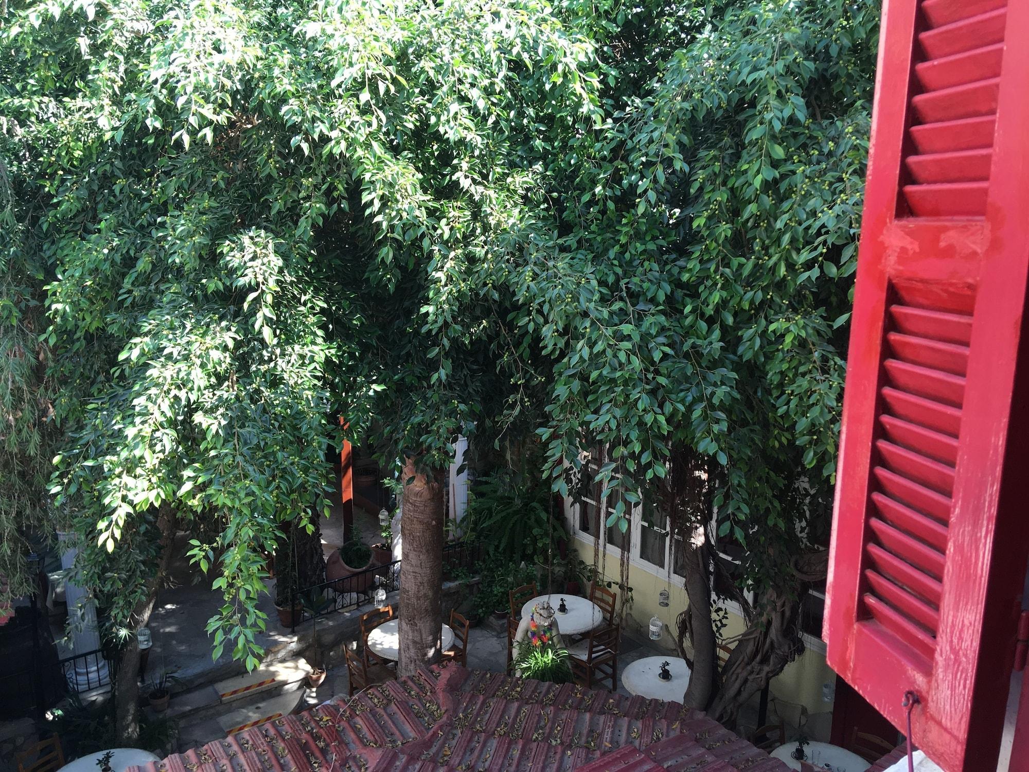 Kiniras Traditional & Restaurant מלון 3*