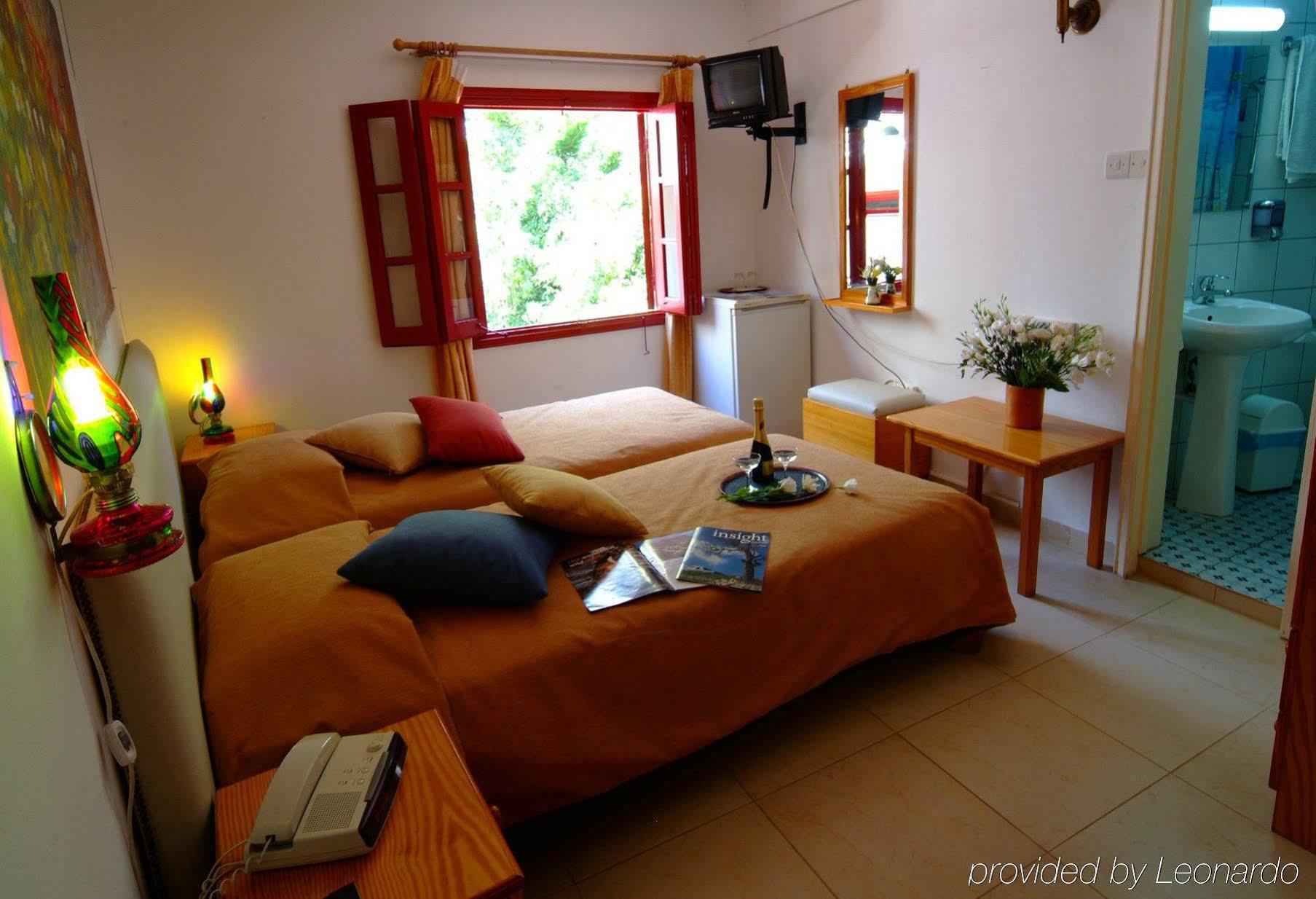 Kiniras Traditional & Restaurant מלון 3*