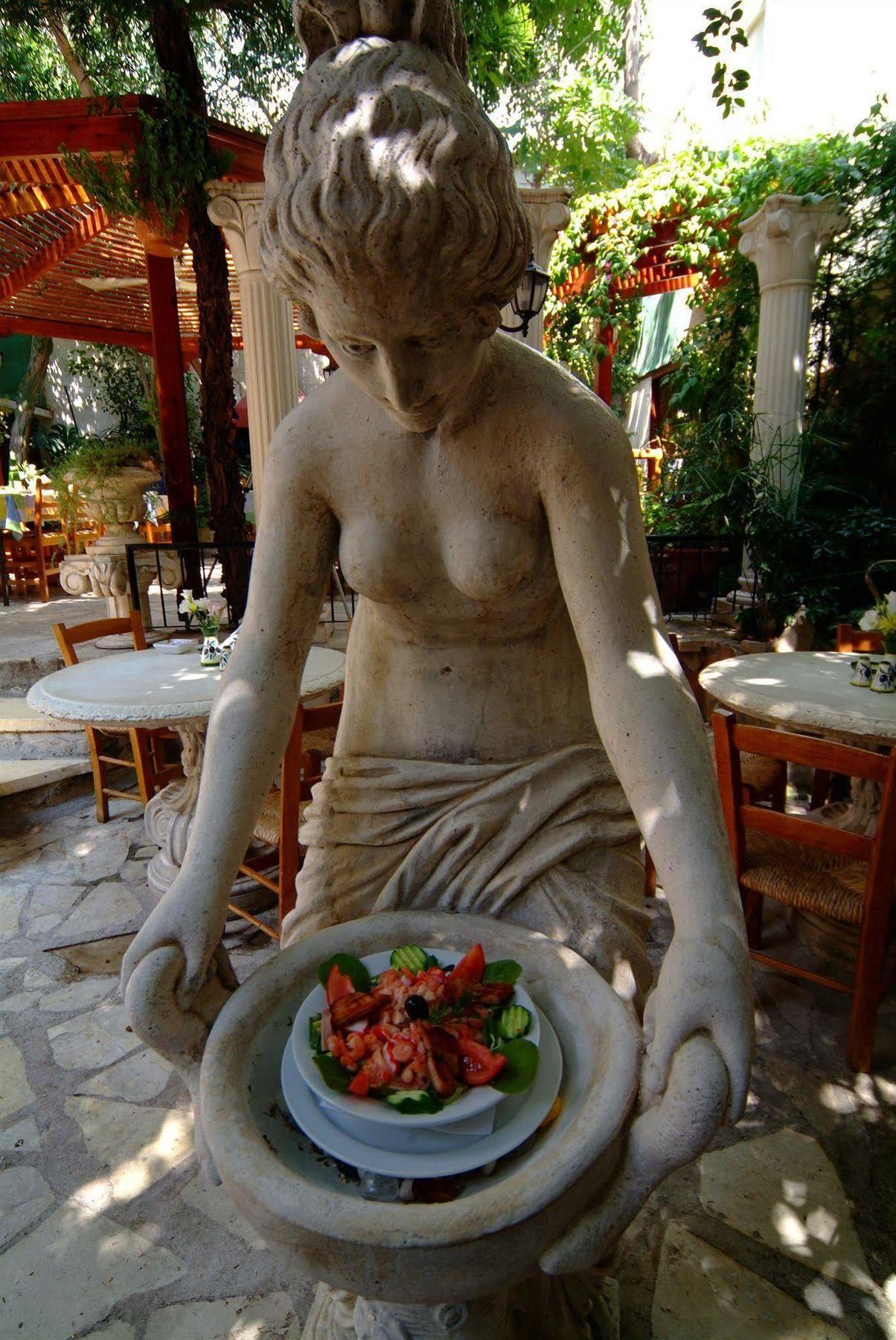 מלון Kiniras Traditional & Restaurant 3*